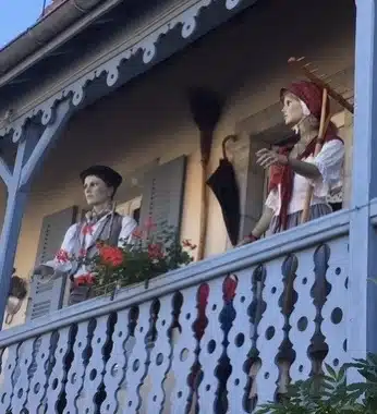 mannequins en costumes  béarnais